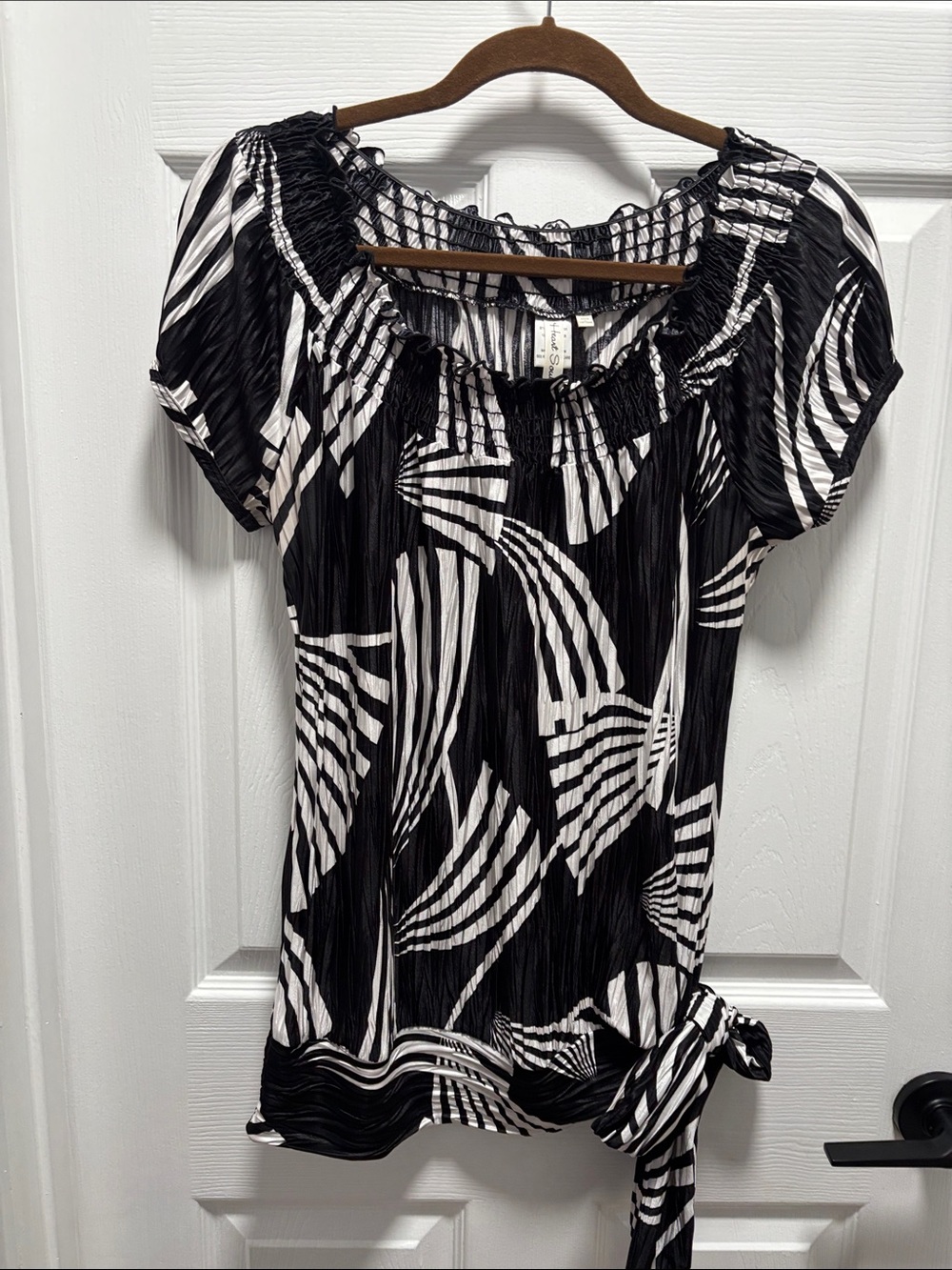 Heart Soul Black & White Short Sleeve Tie-Hem Blouse. Has stretch.